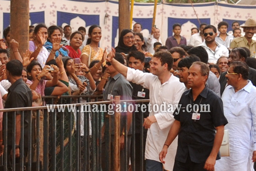  Rahul Gandhi addressing a election rally in Mangalore